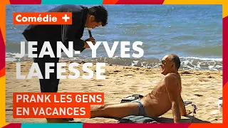 Jean-Yves Lafesse prank des gens en vacances - "Lafesse gauche, Lafesse droite" - Comédie+