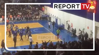 Tifozët e Besëlidhjes godasin lojtarët e Tiranës, ndërpritet finalja e basketbollit në kryeqytet!