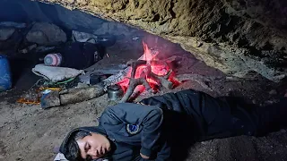 Nomadic life in the cave with the most difficult living conditions and the danger of snakes.