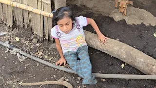 La niña que se arrastra, a pesar de su incapacidad vean  todo lo que hace! Viven en pobreza extrema🥲