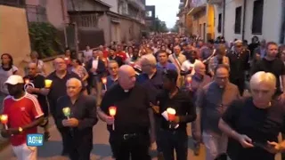 Fiaccolata di solidarietà a Pomigliano d’Arco per il clochard ucciso