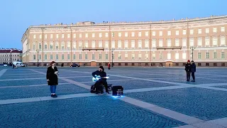 Жуки - "Батарейка", на Дворцовой площади в Санкт-Петербурге выступает музыкант Николай Музалёв...