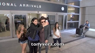 (EXCLUSIVE VIDEO) Harry Styles show love to fans at LAX