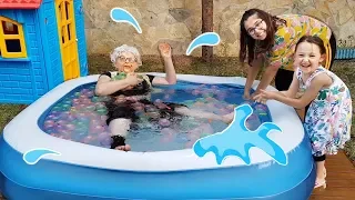 Büyükannem Havuza Düştü!! - For Kid Swimming Pool and Kids - Funny Oyuncak Avı Öykü