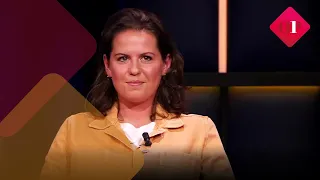 Mart Smeets leert Sanne van Dongen de fijne kneepjes van de basketbalsportverslaggeving | Op1