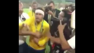 Neymar se irrita e discute com torcedor no Maracanã