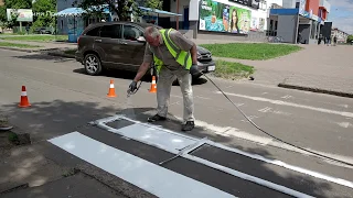 У Червонограді малюють нову дорожню розмітку на пішохідних переходах