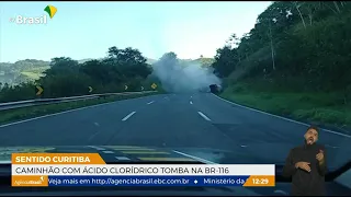 Caminhão tombado: acidente interdita rodovia Régis Bittencourt