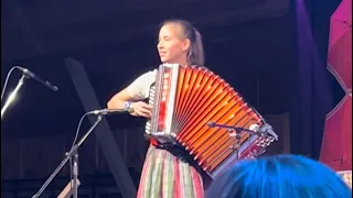 Harmonikaweltmeisterin Klara Mißebner Alpski Večer 2024 in Bohinj