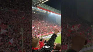 1. FC Kaiserslautern Fans feiern den Sieg gegen den Hamburger SV (#FCKHSV) 🔴⚪️🔴