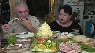 MUKBANG RUSSIA|КАК ВСЕГДА ПЮРЕ и РЫБА, ПЕРВЫЙ УРОЖАЙ:  ОГУРЦЫ,ЗЕЛЕНЫЙ ЛУК,КАРТОШКА и ВИШНЕВЫЙ КОМПОТ