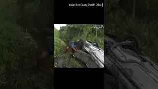 Rescatan a tres personas de un auto volcado en un canal de Florida