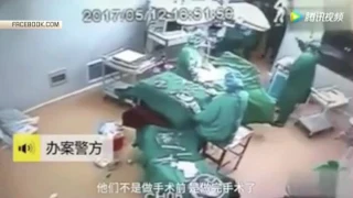 Драка двух хирургов во время операции попала на видео