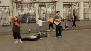 #2Маши - Босая - #кавер #песни спела на улице Рождественка Анастасия Садковская под гитару #Moscow