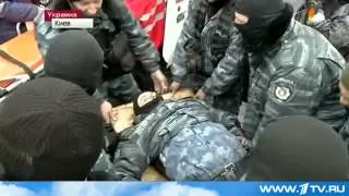 В Киеве радикалы захватили в плен около 70 военнослужащих   Kiev Майдан Штурм Бои Стрельба Беркут
