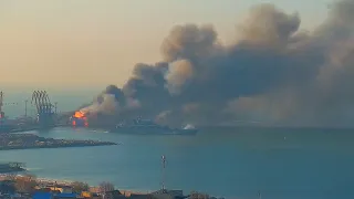 Бердянск, горят российские корабли