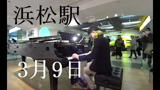 Passenger stopped walking on the sound of the premium station piano