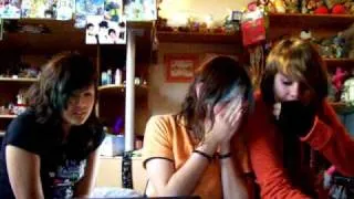 4 girls fingerpaint reaction lol