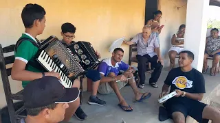 Igor  do acordeon  tocando  mais  Vinicius  na sua Residência  .