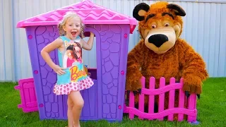 Настя и папа строят новый домик для игрушек Nastya and papa are building playhouse for toys