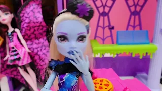 Monster High bebeklerini muayene edelim! Kız oyunları