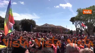 Il corteo anti-fascista del 25 Aprile a Porta San Paolo intona "Bella Ciao"