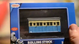 Bachmann Blue and Red Narrow Gauge Coaches unboxing, review and first run