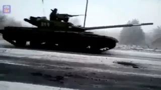ДЕБАЛЬЦЕВО ТАНКИ ДНР НОВОРОССИЯ   DNR tanks on the road to Debaltsevo 30 01 2015