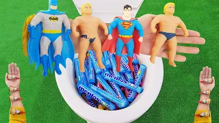 Experiment !! Stretch Armstrong Süpermen Batman Cola Fanta Pepsi Sprite and Mentos, İn The Toilet