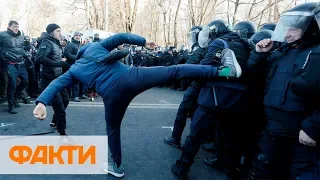 В полицию полетели камни и дымовые шашки. Новые столкновения под Радой