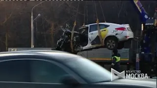 В Москве такси столкнулось с Майбахом. Погиб водитель такси