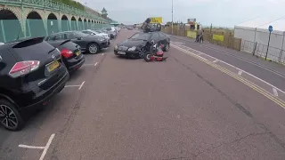 Un motard qui roule trop vite percute une voiture