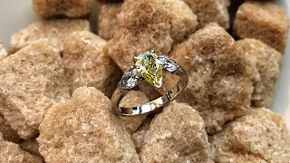 Кольцо с бриллиантами 0,9ct. желтый + по 0,33ct.