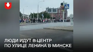 Длинный поток людей идет по улице Ленина к центру Минска