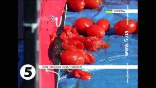 #TomatoBucketChallenge: Депутатів закидали помідорами