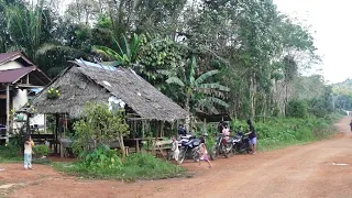 Jalan masih tanah, Suasana tenang dan damai di kampung Dayak desa