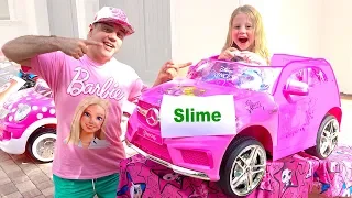 Stacy and dad make colorful glitter and glue slime