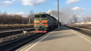 2ТЭ10М-2153 с грузовым поездом на станции Узловая-I