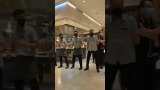 Restaurant staff unexpectedly starts dancing!