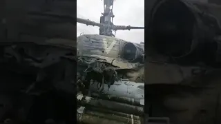 Ударний гелікоптер Ка-52 російських окупантів у Гостомелі після влучення ракети ПЗРК із землі