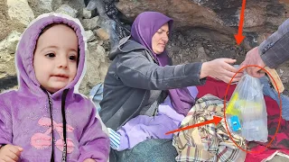 The kindness of the cameraman: the cameraman's help to the mother and child in difficult mountain