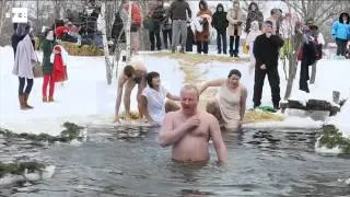 Los ucranianos se bañan en aguas heladas para celebrar la Epifanía del Señor
