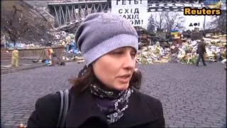 Свержение диктатора: Майдан продолжают засыпать цветами