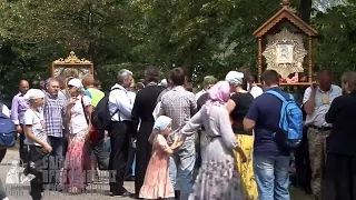 Праворадикалы встречают Крестный ход у села Стоянка под Киевом
