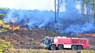 20.04.2020 - Gummersbach: Riesiger Waldbrand bedroht Ortschaften, Flugfeldlöschfahrzeuge im Einsatz