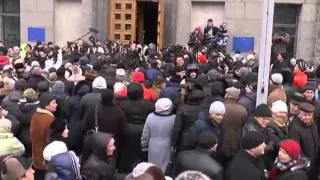 В Харькове протестующие сняли флаг Евросоюза