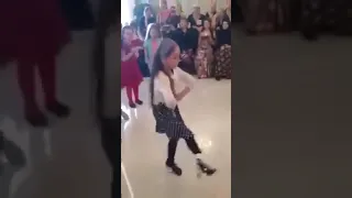 Девочка танцует лезгинку