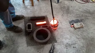 Fundición de cobre en lingoreta de hierro