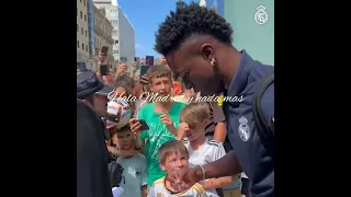 Vinicius hace feliz a unos niños