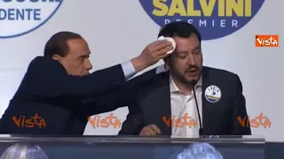 Berlusconi asciuga il sudore dalla fronte di Salvini